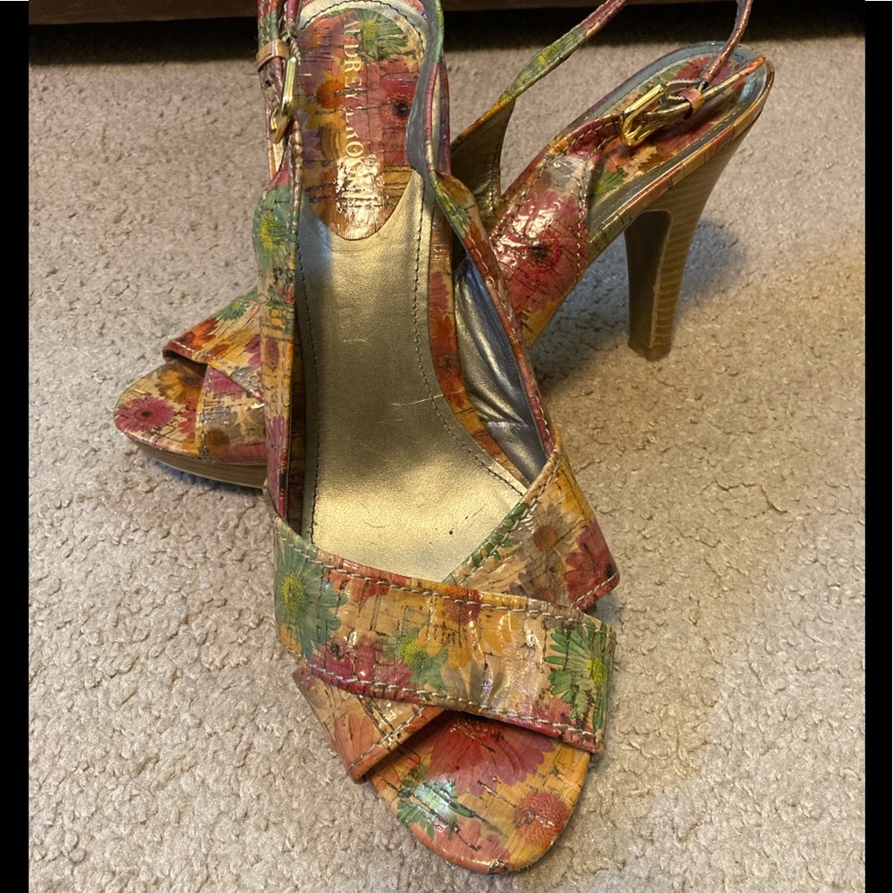 Beautiful floral size 9 heels
